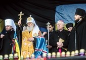 Patriarcha Filaret, głowa prowosławnego Patriarchatu Kijowskiego, oraz bp Stanisław Szyrokoradiuk podczas niedzielnej modlitwy na Majdanie.  Kijów 23.02.2014 r.