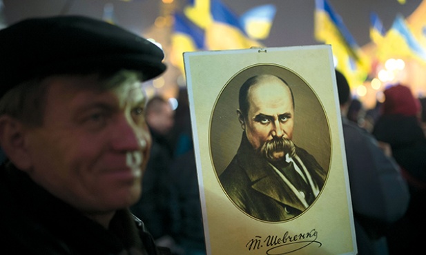 Uczestnik demonstracji  na kijowskim Majdanie trzyma  w ręku portret Tarasa Szewczenki