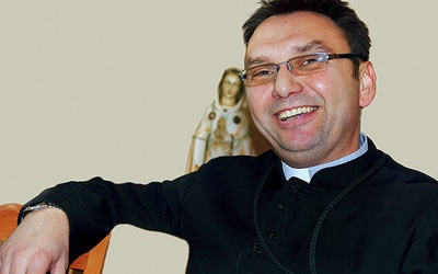 Diakon Rafał Krystyanc w klasztornej rozmównicy misjonarzy oblatów w Katowicach