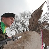 Rzeźba jest wykonana z brązu, ma ok. metra wysokości, stoi na ponad 20-tonowym głazie. Jej autorem  jest zielonogórski rzeźbiarz Robert Tomak