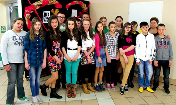 Uczniowie VI klasy SP w Niwiskach z Marzanną Kujtkowską, dyrektorem.