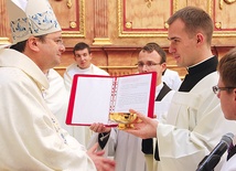  Kl. Łukasz Żołubak jest na V roku studiów i przygotowuje się do przyjęcia święceń diakonatu. Na zdjęciu: przyjęcie posługi akolitatu