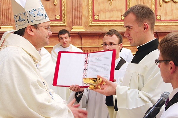 Kl. Łukasz Żołubak jest na V roku studiów i przygotowuje się do przyjęcia święceń diakonatu. Na zdjęciu: przyjęcie posługi akolitatu