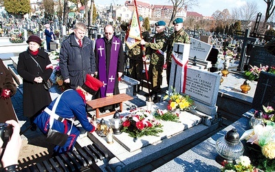 Kwiaty złożono na grobie zamordowanych bohaterów