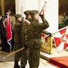 Żołnierze salutują przed ołtarzem kościoła Wniebowzięcia NMP