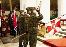 Żołnierze salutują przed ołtarzem kościoła Wniebowzięcia NMP