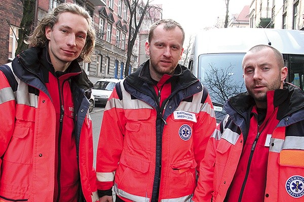  Jacek Wawrzynek, Tomasz Lemm i Michał Wieczorek 27 lutego w czasie powrotu z Kijowa, na postoju w Katowicach. Do domu zostały im już ostatnie kilometry