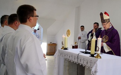 Nadzwyczajni szafarze pomagają księżom w rozdzielaniu Komunii św., a także w zanoszeniu jej do osób chorych i w podeszłym wieku
