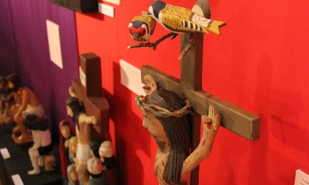 Ukrzyżowanie z motywem szczygła - w tradycji miał wyjąć cierń z głowy Chrystusa.