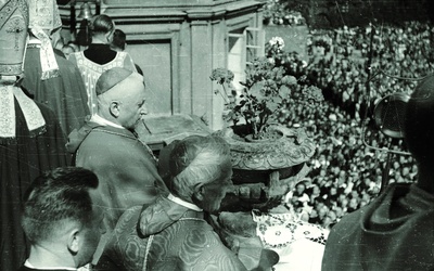 Jasna Góra, 8 września 1946 r. Prymas Hlond w obecności całego episkopatu i prawie miliona wiernych oddaje naród polski Niepokalanemu Sercu Maryi
