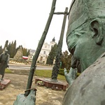Na miejscu sowieckiego  czołgu stanął pomnik autorstwa Maksymiliana Biskupskiego