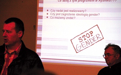  Arkadiusz Szweda mówi o gender w przedszkolu w Chwałowicach. Z prawej ks. Teodor Suchoń