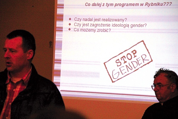  Arkadiusz Szweda mówi o gender w przedszkolu w Chwałowicach. Z prawej ks. Teodor Suchoń