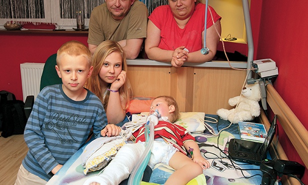 Urządzenia medyczne pomagają trzylatkowi w oddychaniu i jedzeniu  