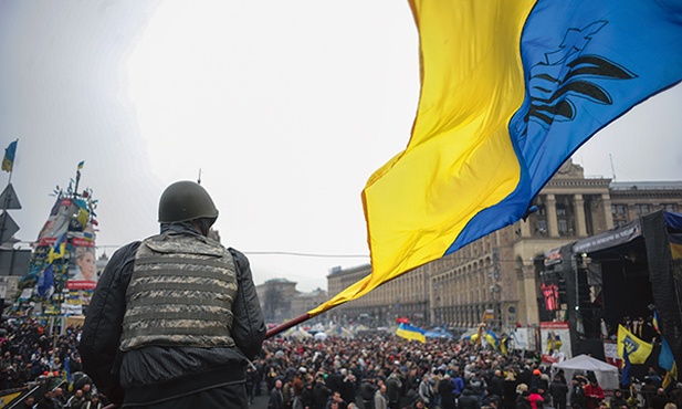 Od listopada 2013 r. ludzie zbierali się na Majdanie,  by zaprotestować przeciwko temu, że prezydent Ukrainy Wiktor Janukowycz, mimo obietnic, nie podpisał  tzw. umowy stowarzyszeniowej z Unią Europejską