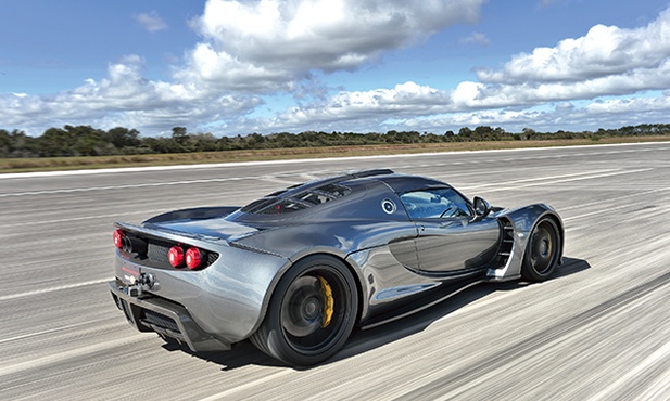 Hennessey Venom GT pędzi pasem lotniska centrum kosmicznego. A na liczniku 270,3 mil/h, czyli ponad 435 km/h