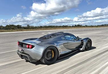 Hennessey Venom GT pędzi pasem lotniska centrum kosmicznego. A na liczniku 270,3 mil/h, czyli ponad 435 km/h