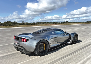 Hennessey Venom GT pędzi pasem lotniska centrum kosmicznego. A na liczniku 270,3 mil/h, czyli ponad 435 km/h