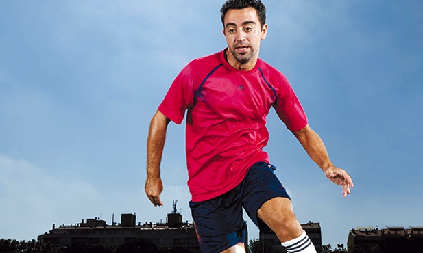 Xavi testuje piłkę tegorocznych mistrzostw świata  w Brazylii