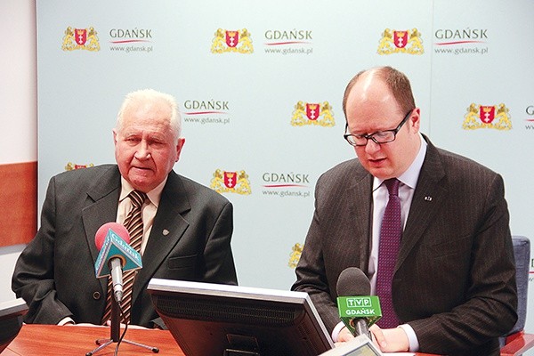 Czesław Nowak (po lewej) i prezydent Paweł Adamowicz mówili o inicjatywie upamiętnienia wizyty ojca świętego