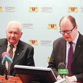 Czesław Nowak (po lewej) i prezydent Paweł Adamowicz mówili o inicjatywie upamiętnienia wizyty ojca świętego