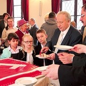  Atrakcją spotkania z okazji 76. rocznicy ogłoszenia w Berlinie Pięciu Prawd Polaków był 50-kilogramowy tort z symbolem Rodła