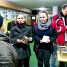  Wolontariusze SWM rozprowadzali płyty z filmami wśród uczestników spotkania 