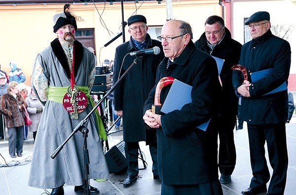  Ks. prał. Henryk Ćwiek, Tomasz Tyczyński, kierownik Muzeum Witolda Gombrowicza we Wsoli, i prezes Zarządu Banku Spółdzielczego w Jedlińsku Krzysztof Sadurski otrzymali statuetki „Jedliński Raczek” 