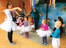  Weronika Lysko ćwiczy z przedszkolakami proste układy baletowe