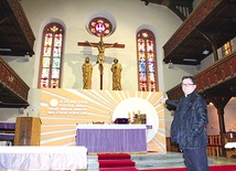  Ks. Cezary Ciupiak pokazuje miejsce z dekoracją eucharystyczną,  gdzie wkrótce stanie nowy-stary ołtarz