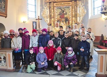 Proboszcz ks. Lucjan Gembczyk z młodymi parafianami  po Mszy szkolnej