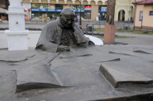 Papieskie rzeźby w Wieliczce