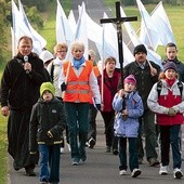 – Jak dobrze przygotować się do 25. rocznicy koronacji obrazu Matki Bożej Cierpliwie Słuchającej? A może pójść do Rokitna pieszo? W każdą pierwszą sobotę miesiąca o godz. 7.30 sprzed budynku Straży Pożarnej w Międzyrzeczu (przy drodze wylotowej do Rokitna) wyrusza piesza pielgrzymka