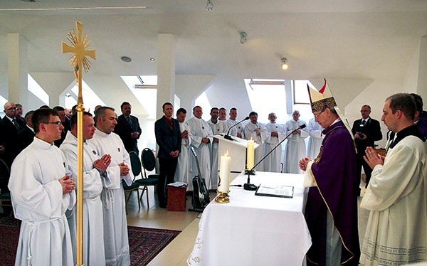 Nadzwyczajni szafarze pomagają księżom w rozdzielaniu Komunii św.,  a także w zanoszeniu jej do osób chorych i w podeszłym wieku