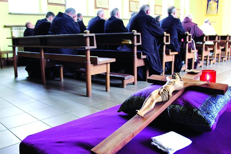 Kapłani modlili się w kaplicy seminaryjnej