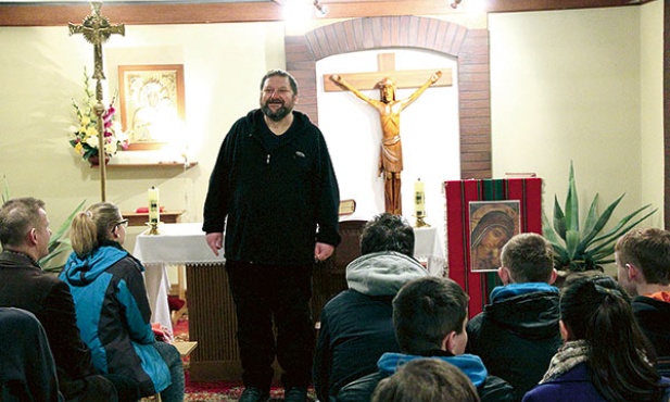 Wiesław Jindraczek na spotkaniu z młodzieżą w Bobrownikach