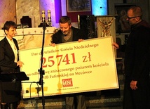 Uroczyste przekazanie symbolicznego czeku z kwotą datków złożonych przez czytelników "Gościa Niedzielnego"