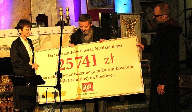 Uroczyste przekazanie symbolicznego czeku z kwotą datków złożonych przez czytelników "Gościa Niedzielnego"