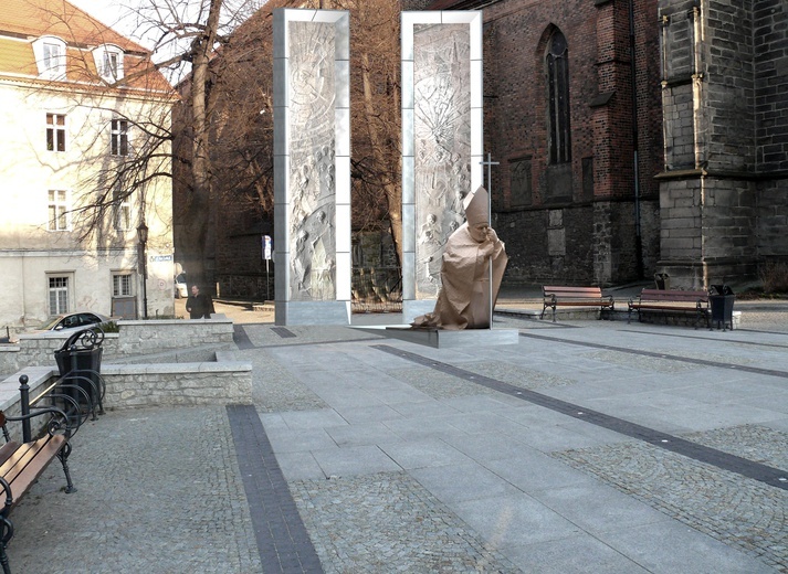 Przed montażem pomnika