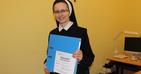 S. Ines Domszy - dyrektor gimnazjum i liceum prowadzonych przez Córki Bożej Miłości z planem budowy nowego boiska szkolnego