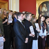 Młodzież recytuje Biblię