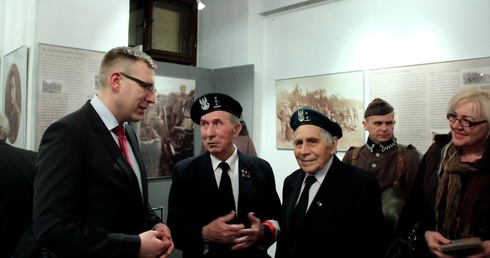 Poseł Maciej Małecki wraz z akowcami Ryszardem Wiśniewskim i Zenonem Dębowskim