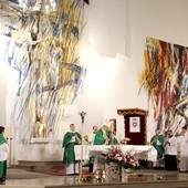 Eucharystia sprawowana przez bp. Romana Pindla na zakończenie wizytacji w Kobiernicach