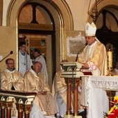 Bp Roman Pindel podczas prymicyjnej Eucharystii w wadowickim sanktuarium św. Józefa - u ojców karmelitów