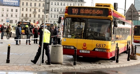 Przy Centralnym autobus wjechał w ludzi 