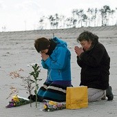 11.03.2014. Japonia. Kunie Konno i jej matka Kazue na plaży w Sendai modlą się za ofiary trzęsienia ziemi i tsunami, które nawiedziły Japonię 11 marca 2011 r. Zginęło wówczas 15 884 ludzi. 2636 osób  nadal uważa się za zaginione.