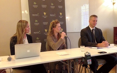 Ellinor Grimmark na konferencji prasowej, która odbyła się w Sztokholmie. Po lewej stronie Ruth Nordström, po prawej Roger Kiska