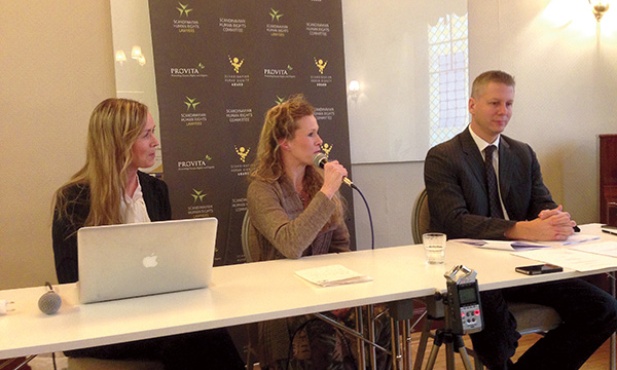 Ellinor Grimmark na konferencji prasowej, która odbyła się w Sztokholmie. Po lewej stronie Ruth Nordström, po prawej Roger Kiska