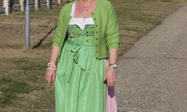 Krystyna Suchodolski jest żywą reklamą swojej firmy. Po ulicach Ganserndorfu chodzi ubrana w regionalną suknię, czyli dirndl