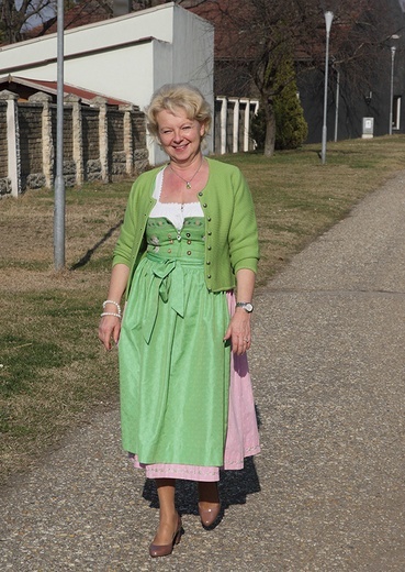 Krystyna Suchodolski jest żywą reklamą swojej firmy. Po ulicach Ganserndorfu chodzi ubrana w regionalną suknię, czyli dirndl